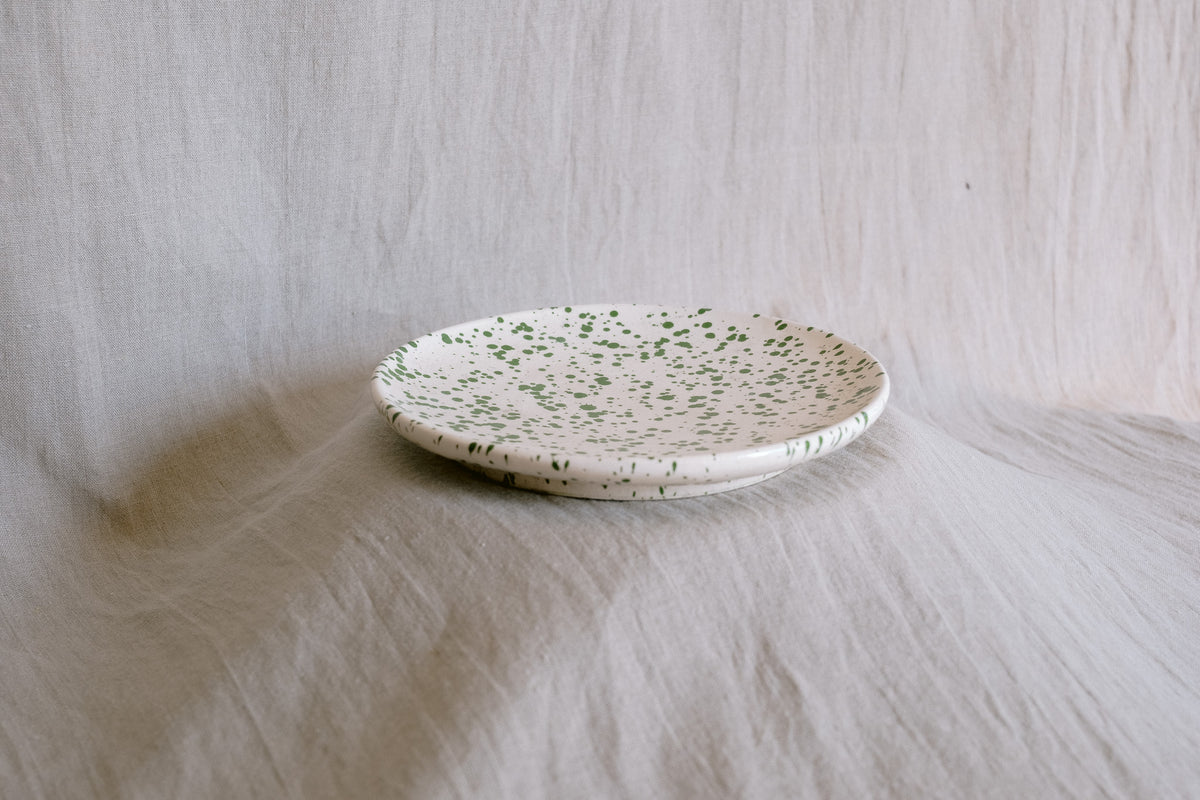Set 4 talerzy dużych TARFAJA - białych w zielone ciapki