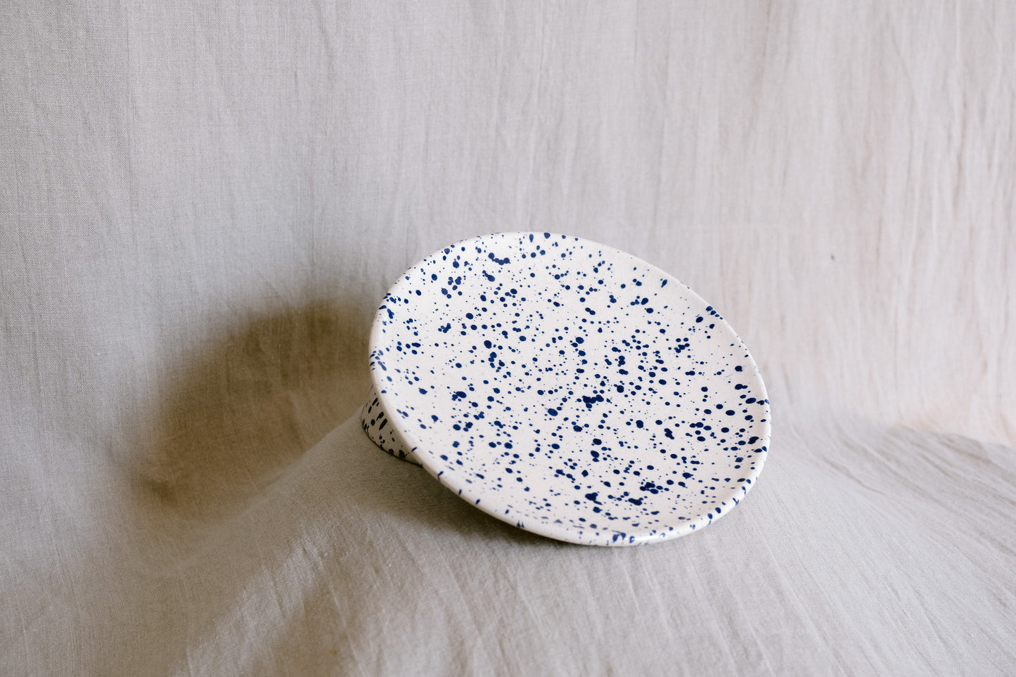 Set 4 talerzy dużych TARFAJA - biały w granatowe ciapki
