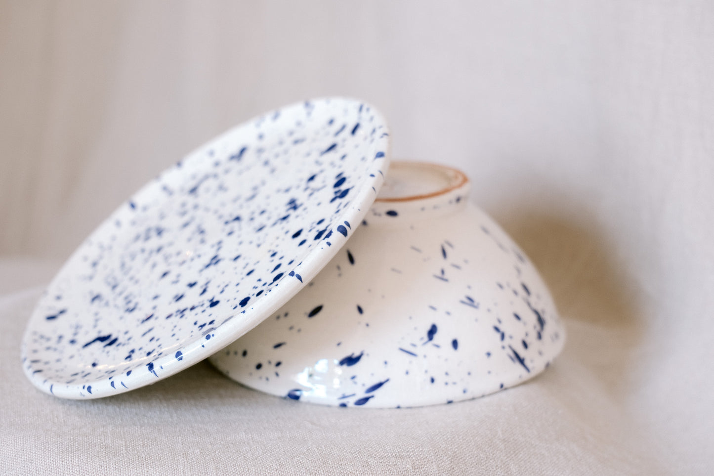 Set 4 talerzy dużych TARFAJA - biały w granatowe ciapki
